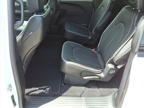 New 2027 Chrysler Pacifica Limited AWD/4WD image 13