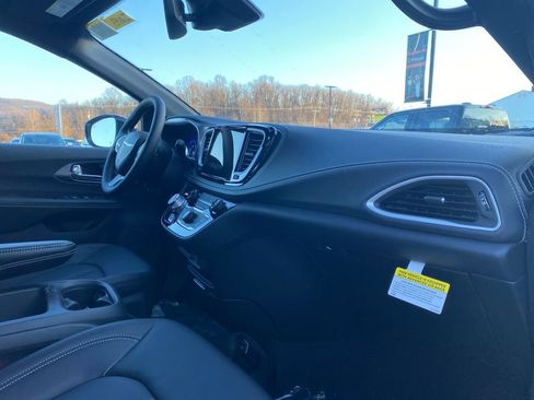 New 2026 Chrysler Pacifica Select image 8