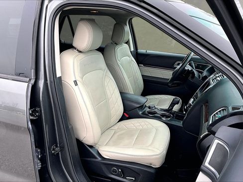Used 2017 Ford Explorer Platinum image 32