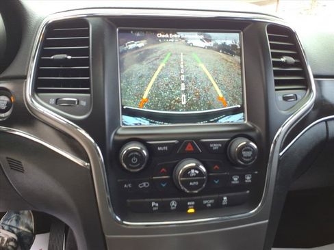 Used 2018 Jeep Grand Cherokee Limited image 24