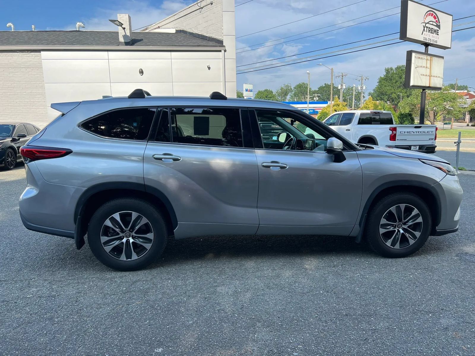 Used 2022 Toyota Highlander XLE AWD/4WD image 3