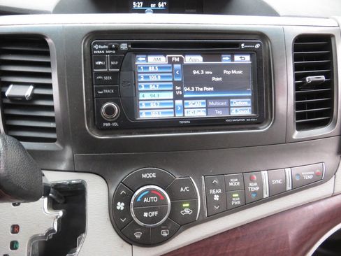 Used 2014 Toyota Sienna XLE image 18