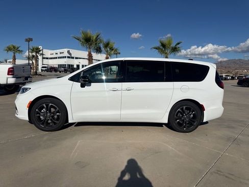 New 2026 Chrysler Pacifica Select FWD image 2