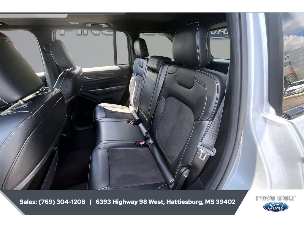 Used 2023 Jeep Grand Cherokee Altitude AWD/4WD image 19