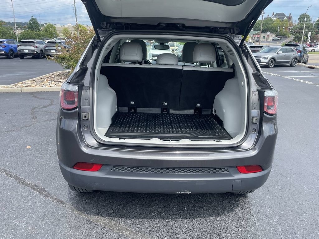 Used 2018 Jeep Compass Latitude AWD/4WD image 34