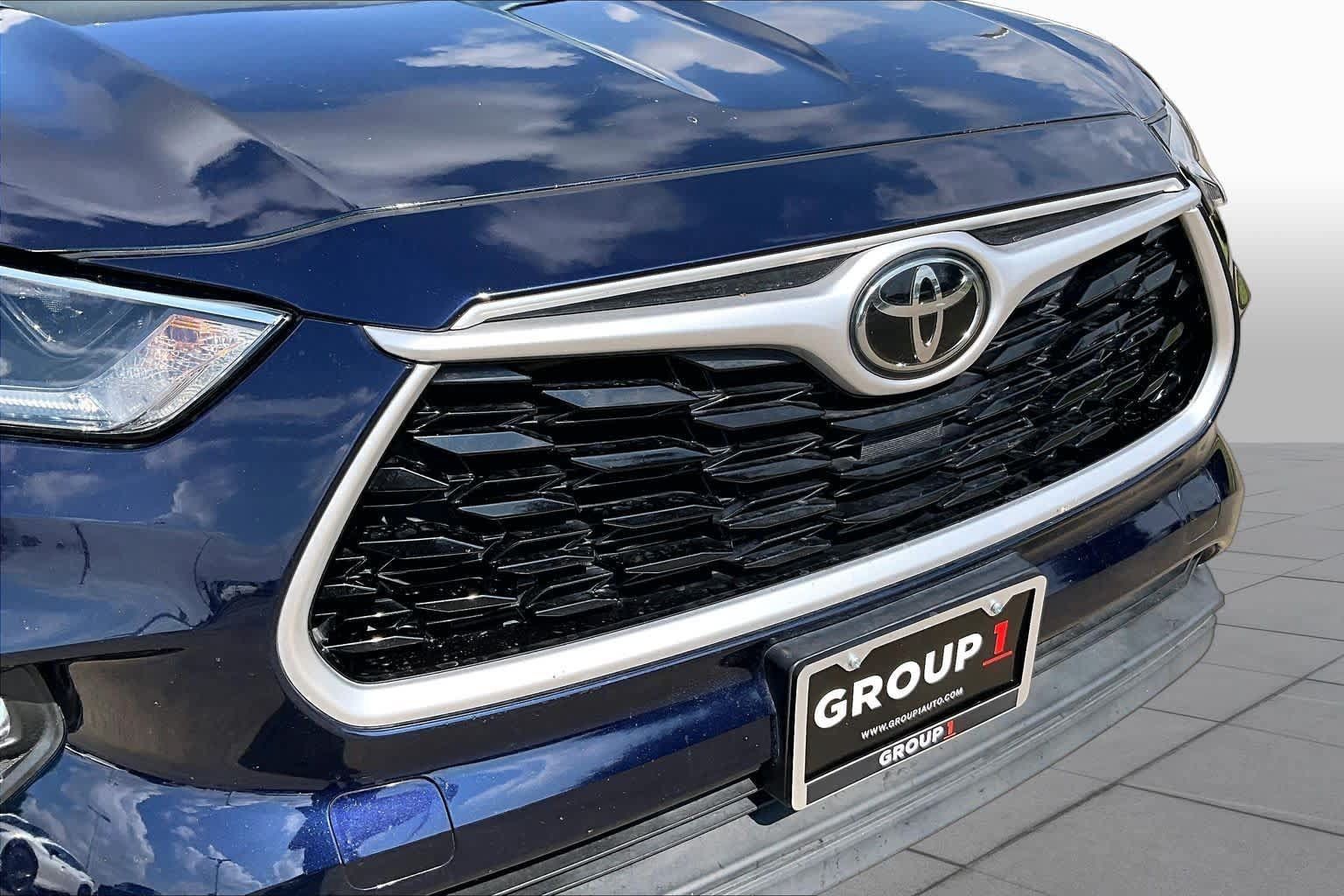 Used 2021 Toyota Highlander XLE AWD/4WD image 28