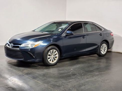 Used 2017 Toyota Camry LE image 5