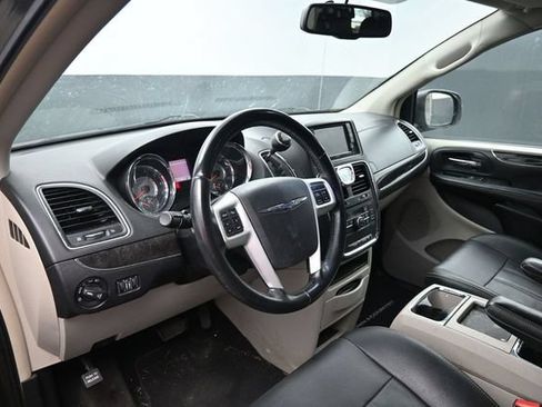 Used 2016 Chrysler Town & Country Touring FWD image 11