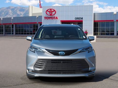 Used 2024 Toyota Sienna Platinum image 2