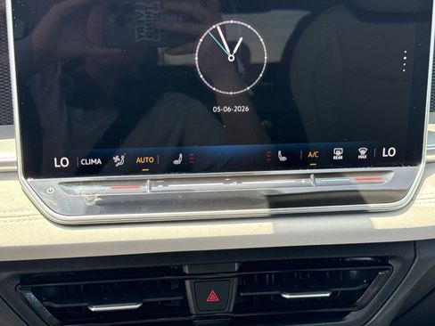 Used 2025 Volkswagen Tiguan SE FWD image 24