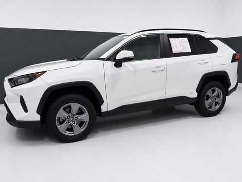 Used 2022 Toyota RAV4 LE AWD/4WD image 2