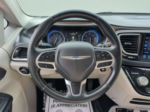 Used 2017 Chrysler Pacifica Touring-L image 15