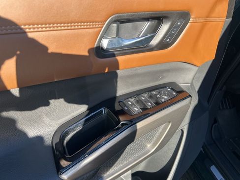 Used 2024 Nissan Pathfinder Platinum image 7