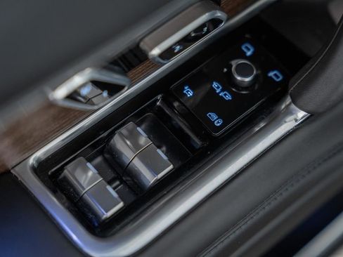 Used 2025 Land Rover Range Rover SE image 38