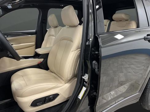 Used 2025 Jeep Grand Cherokee Limited w/ Luxury Tech Group II image 4