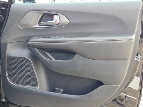 New 2026 Chrysler Pacifica Select image 9