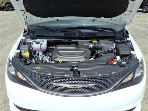 New 2026 Chrysler Voyager LX image 9