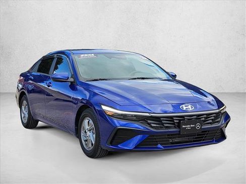 Used 2024 Hyundai Elantra SE FWD image 3