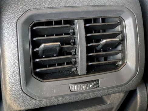 Used 2019 Volkswagen Tiguan SE image 16