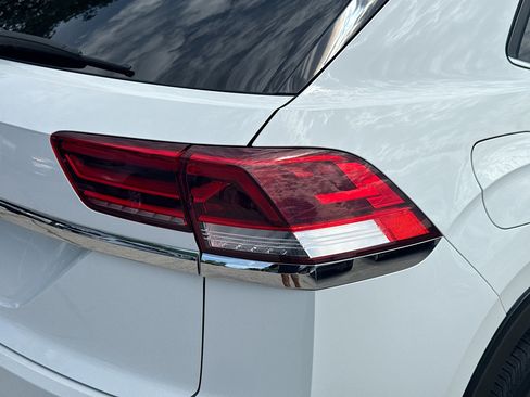 Certified 2021 Volkswagen Atlas Cross Sport SE w/ Panoramic Sunroof Package FWD image 27