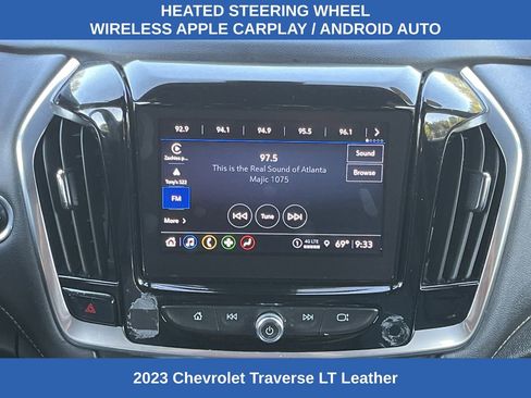 Used 2023 Chevrolet Traverse LT FWD image 3