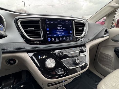 Used 2017 Chrysler Pacifica Platinum image 27