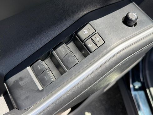 Used 2023 Toyota Highlander LE FWD image 17