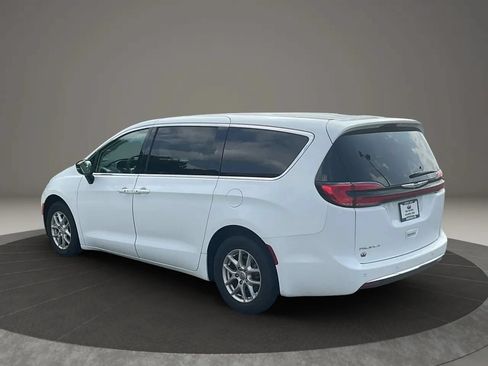Used 2024 Chrysler Pacifica Touring-L FWD image 3