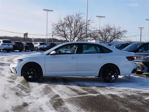 Certified 2025 Volkswagen Jetta SE image 4