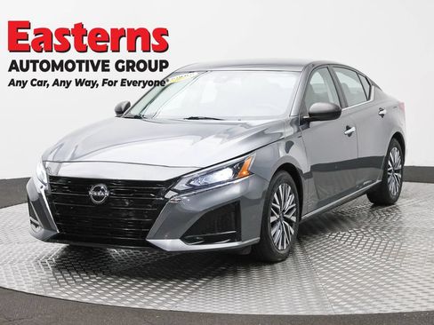 Used 2024 Nissan Altima 2.5 SV FWD image 1
