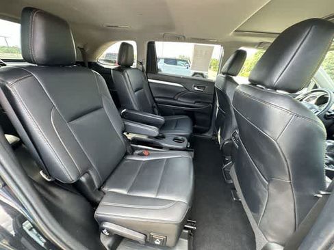 Used 2019 Toyota Highlander XLE AWD/4WD image 24