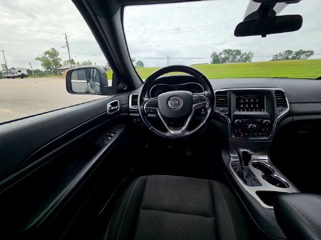 Used 2021 Jeep Grand Cherokee Laredo AWD/4WD image 13