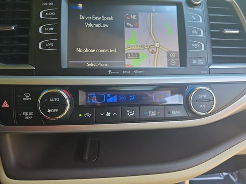 Used 2019 Toyota Highlander XLE FWD image 24