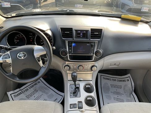Used 2013 Toyota Highlander Plus AWD/4WD image 17