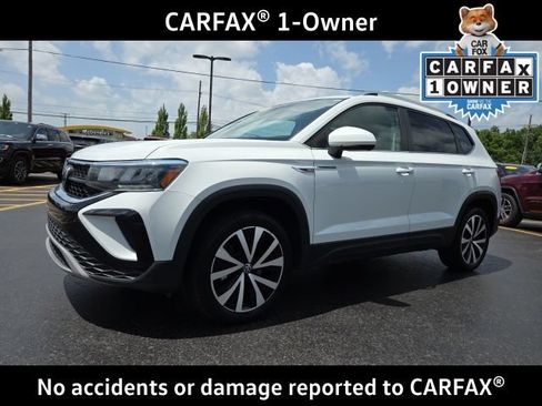 Certified 2024 Volkswagen Taos SE FWD image 3
