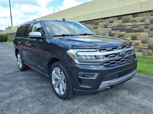 Used 2024 Ford Expedition Platinum AWD/4WD image 2