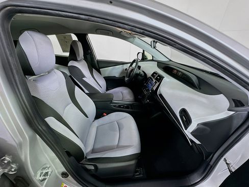 Used 2022 Toyota Prius LE image 32