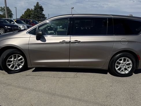 Used 2017 Chrysler Pacifica LX FWD image 5