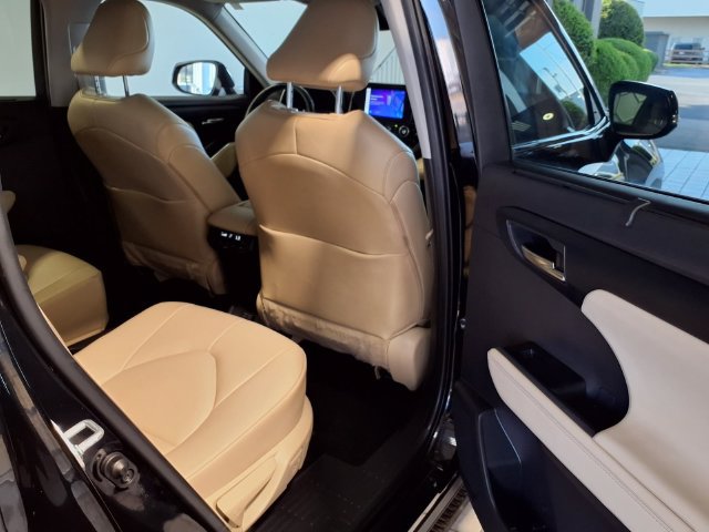 Used 2024 Toyota Highlander XLE AWD/4WD image 28