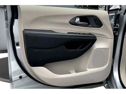 Certified 2024 Chrysler Pacifica Touring-L FWD image 21