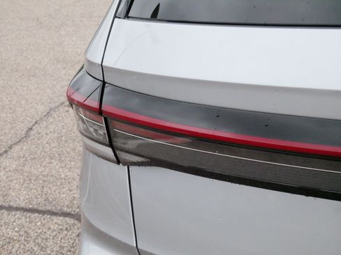 Used 2025 Volkswagen Taos SE w/ Black Wheel Package FWD image 17