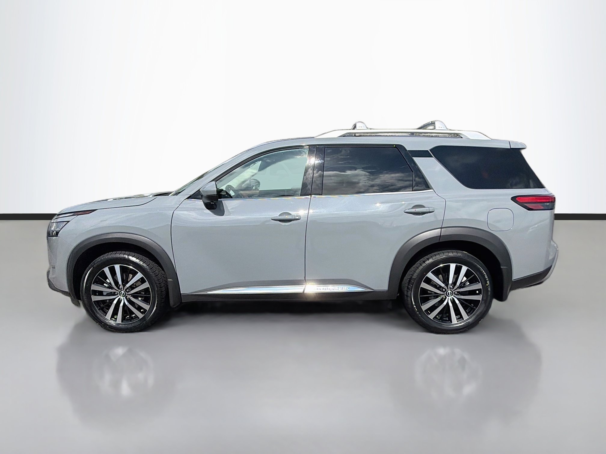 Used 2024 Nissan Pathfinder Platinum FWD image 2
