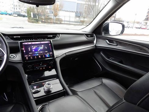 Used 2023 Jeep Grand Cherokee Limited image 15
