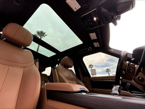 Certified 2025 Land Rover Range Rover SE AWD/4WD image 21