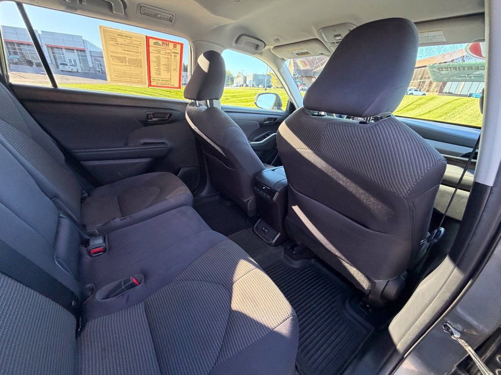 Used 2021 Toyota Highlander LE AWD/4WD image 42