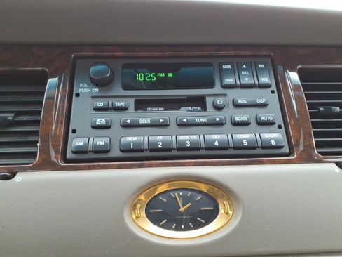 Used 2001 Lincoln Town Car Cartier image 10