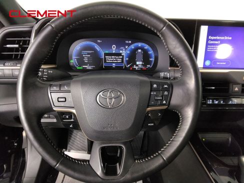 Used 2025 Toyota Crown AWD/4WD image 11