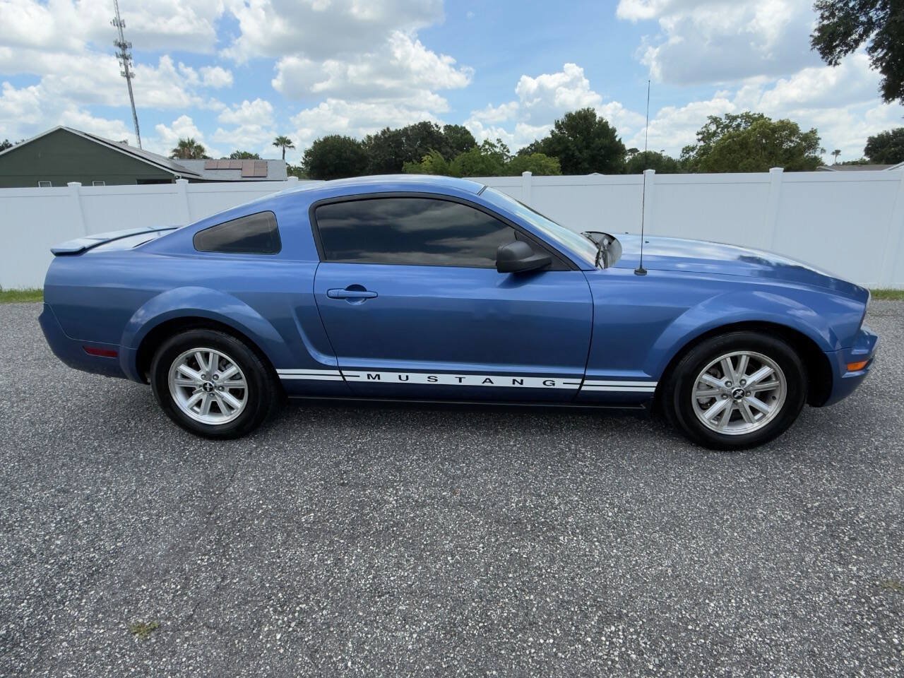 Used 2007 Ford Mustang Premium RWD image 4