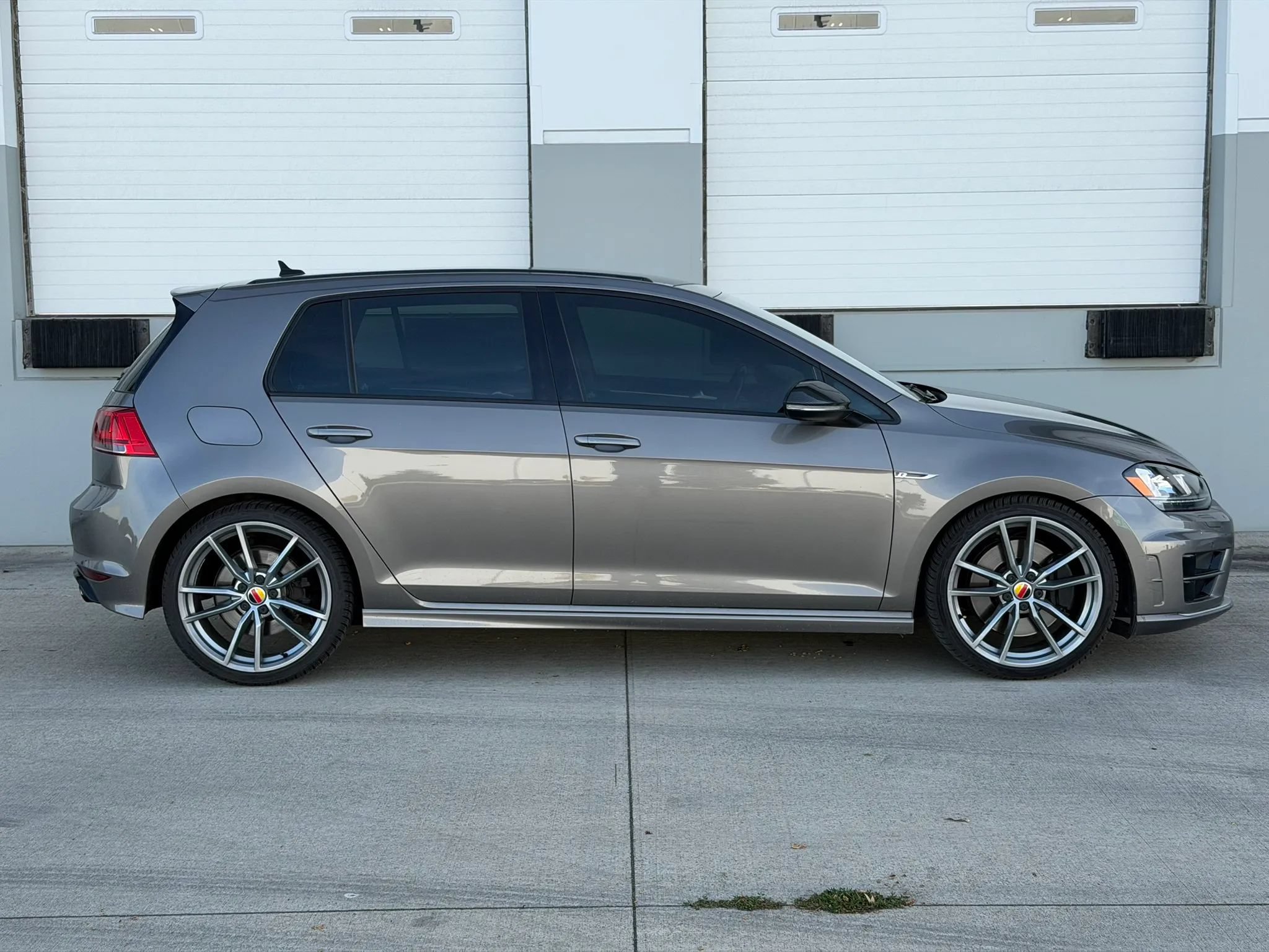 Used 2017 Volkswagen Golf R 4-Door AWD/4WD image 7
