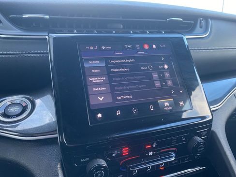 Used 2023 Jeep Grand Cherokee L Laredo image 15